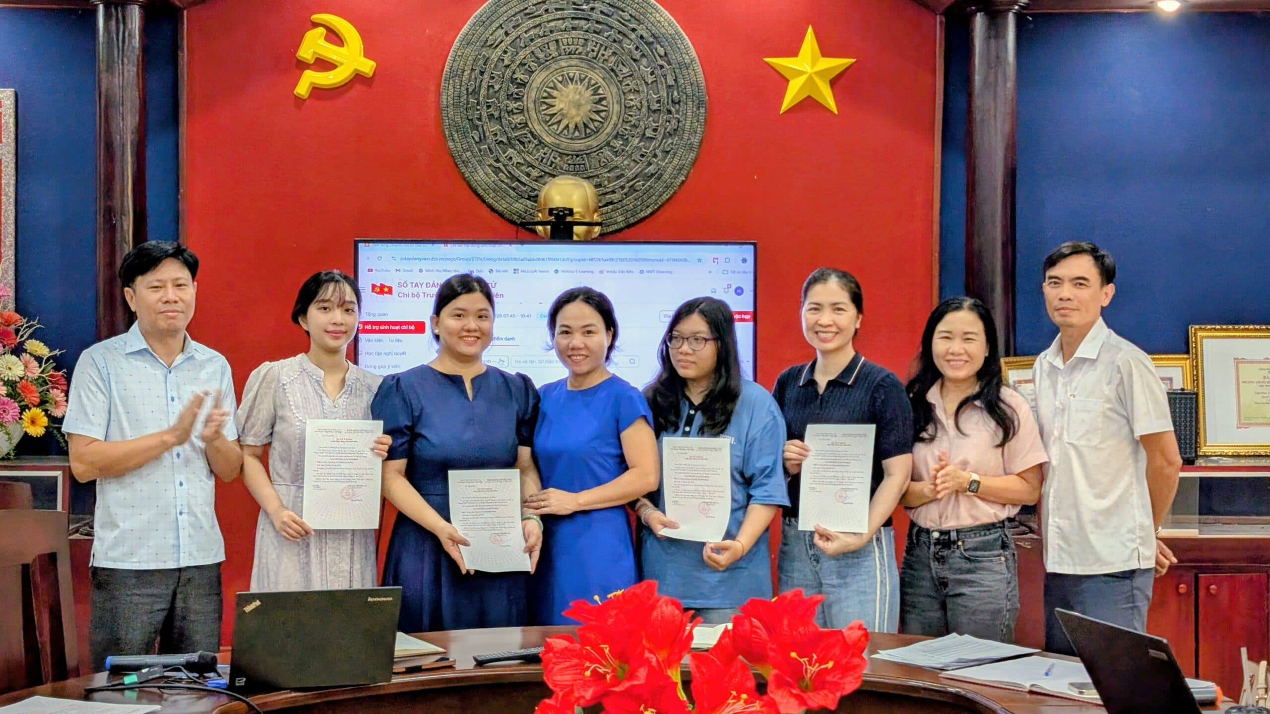 Trao quyết định công nhận Đảng viên chính thức năm 2026