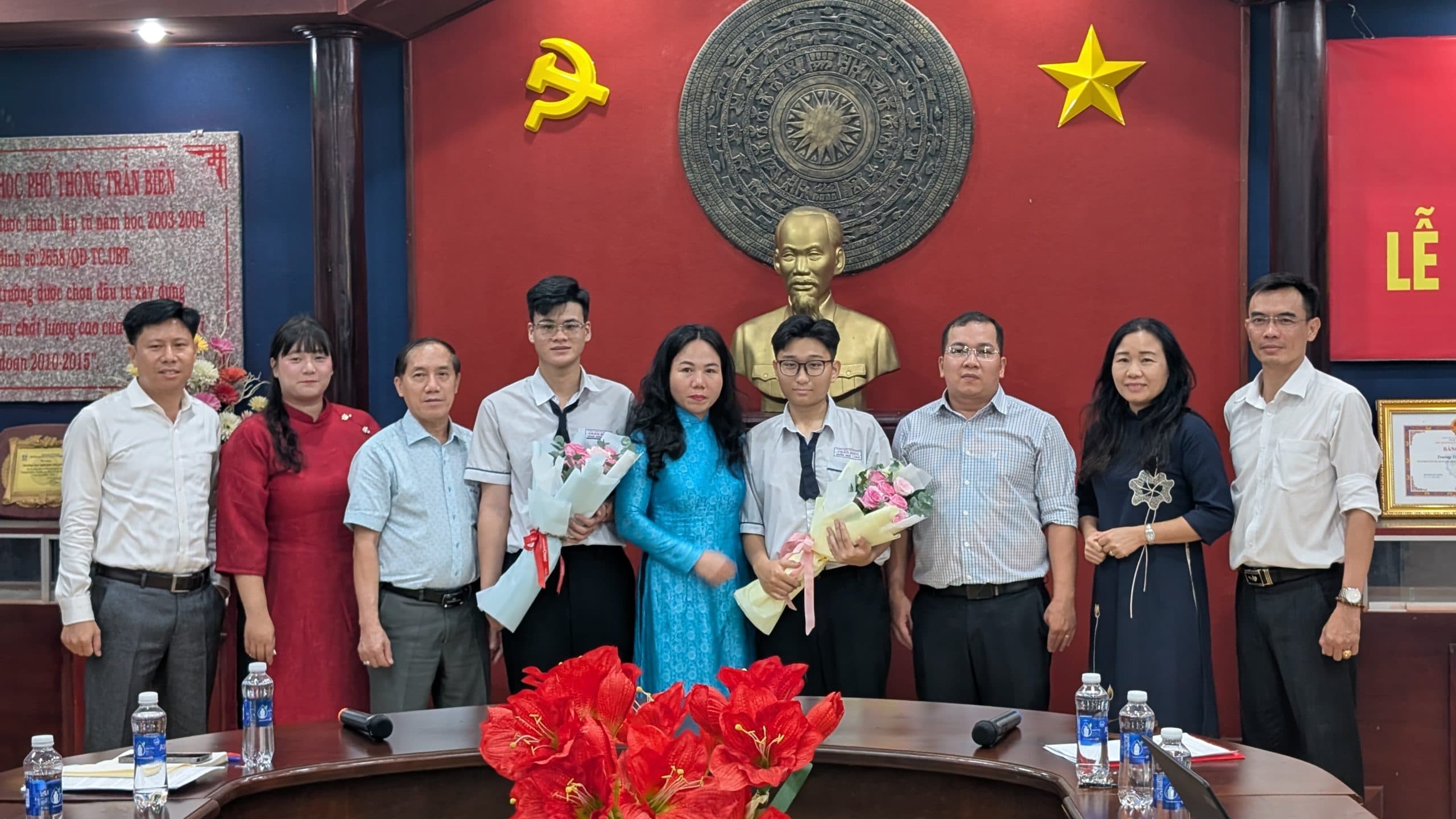 THPT Trấn Biên kết nạp Đảng viên cho hai học sinh ưu tú