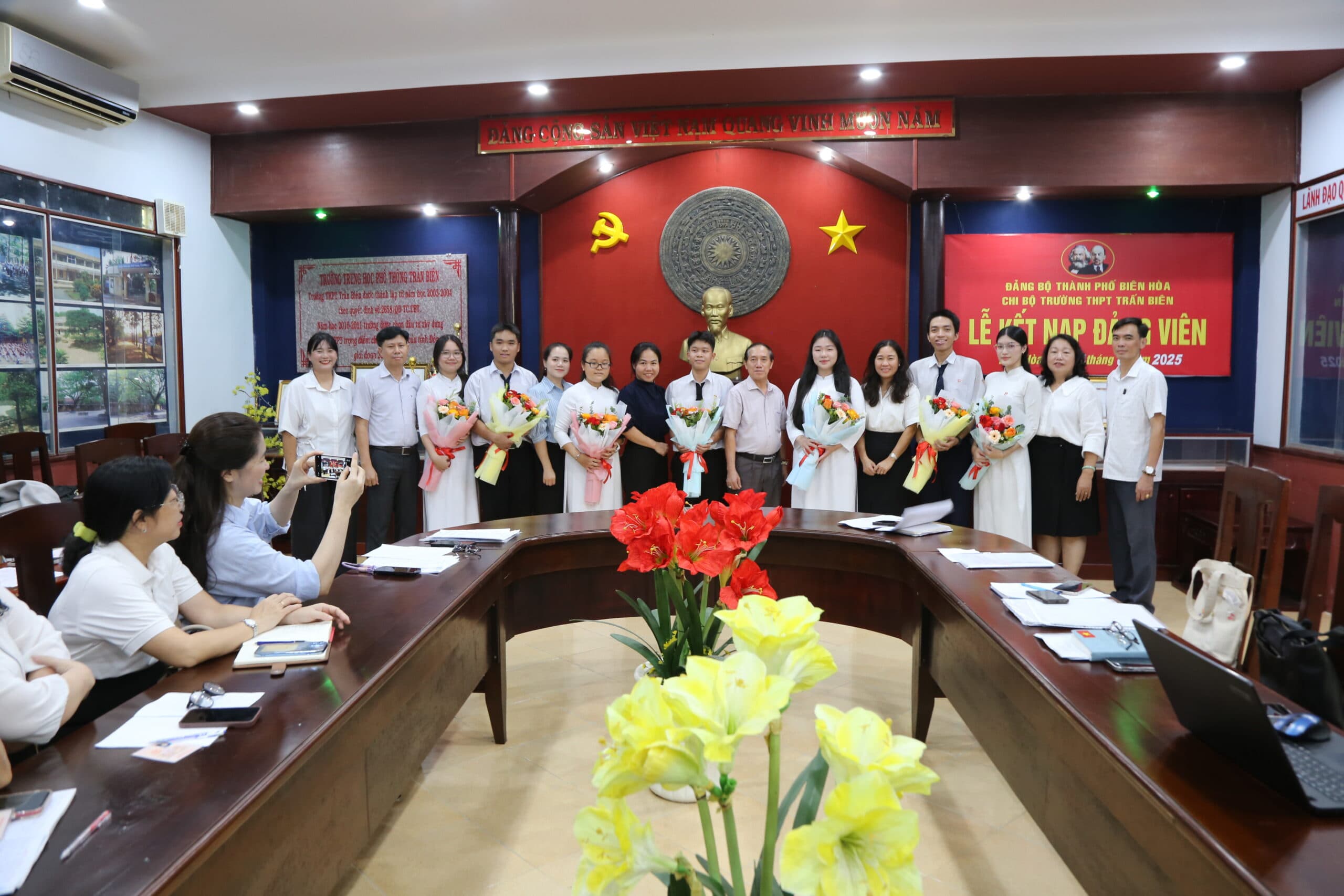 Kết nạp 07 học sinh lớp 12 năm học 2024-2025 vào Đảng