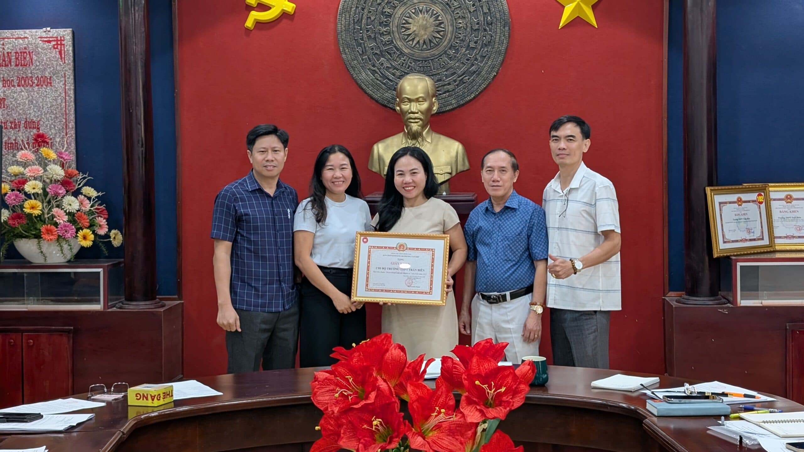 Trao Quyết định công nhận và khen thưởng năm 2025