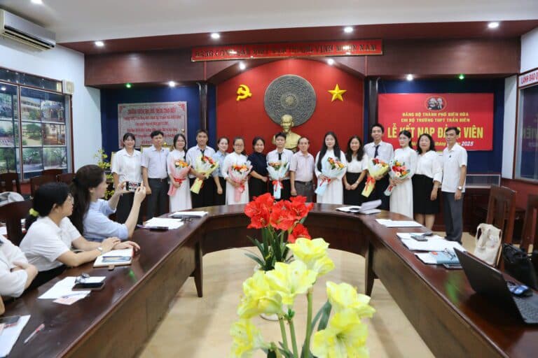 Kết nạp 07 học sinh lớp 12 năm học 2024-2025 vào Đảng