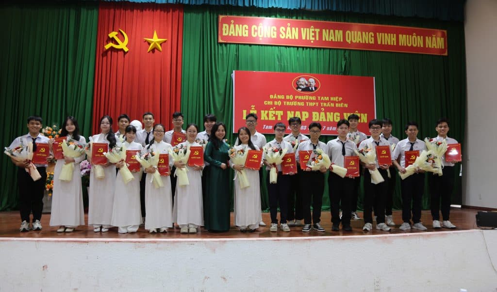 THPT Trấn Biên – kết nạp 19 Đảng viên là học sinh
